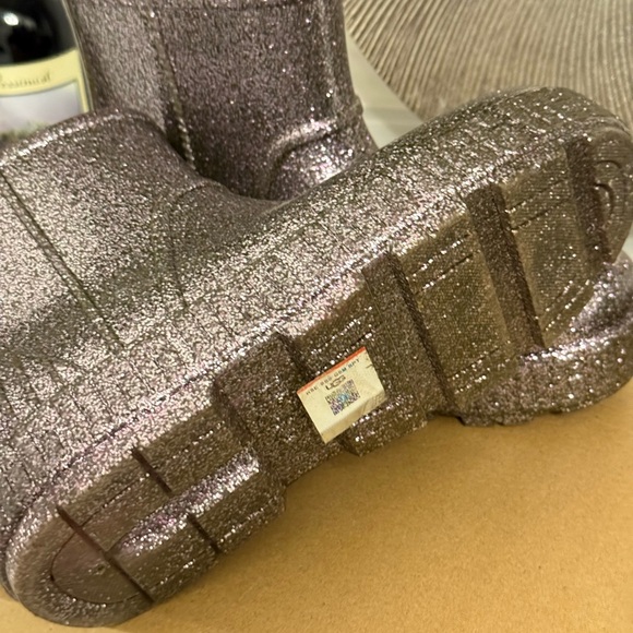 LIKE NEW! UGG RAIN BOOTIES WELLIES SIZE 7 - Picture 4 of 5